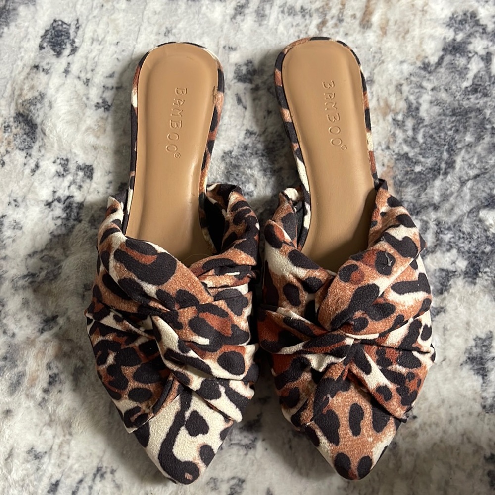 Beautiful printed point toe slide in shoes 🐆